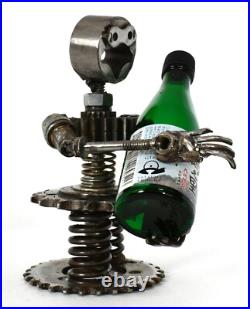 Homme tenant une bouteille sculptures faites de pièces de moto fabriquées à l