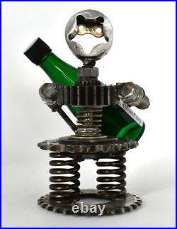 Homme tenant une bouteille sculptures faites de pièces de moto fabriquées à l