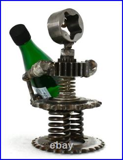 Homme tenant une bouteille sculptures faites de pièces de moto fabriquées à l