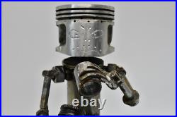 Les gens qui boivent des sculptures faites de pièces de moto fabriquées à la