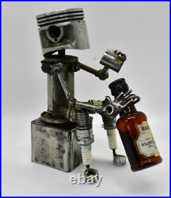 Les gens qui boivent des sculptures faites de pièces de moto fabriquées à la