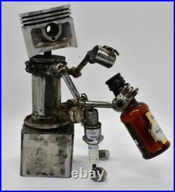 Les gens qui boivent des sculptures faites de pièces de moto fabriquées à la