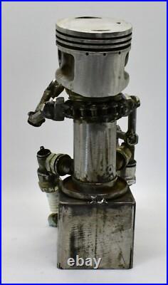 Les gens qui boivent des sculptures faites de pièces de moto fabriquées à la