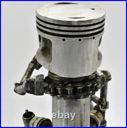 Les gens qui boivent des sculptures faites de pièces de moto fabriquées à la