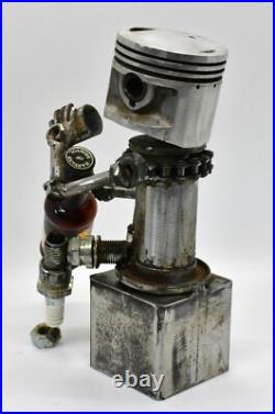 Les gens qui boivent des sculptures faites de pièces de moto fabriquées à la