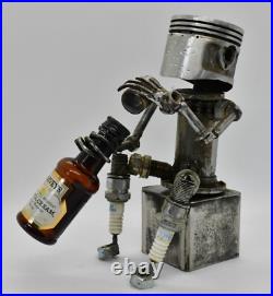 Les gens qui boivent des sculptures faites de pièces de moto fabriquées à la