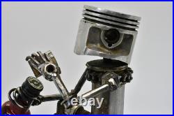 Les gens qui boivent des sculptures faites de pièces de moto fabriquées à la