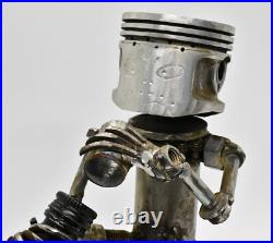 Les gens qui boivent des sculptures faites de pièces de moto fabriquées à la