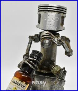 Les gens qui boivent des sculptures faites de pièces de moto fabriquées à la