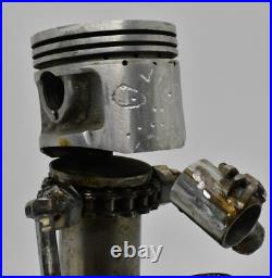 Les gens qui boivent des sculptures faites de pièces de moto fabriquées à la