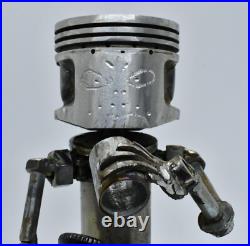 Les gens qui boivent des sculptures faites de pièces de moto fabriquées à la