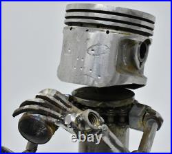 Les gens qui boivent des sculptures faites de pièces de moto fabriquées à la