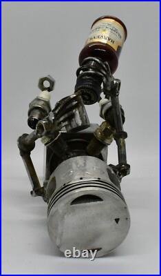 Les gens qui boivent des sculptures faites de pièces de moto fabriquées à la