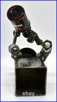 Les gens qui boivent des sculptures faites de pièces de moto fabriquées à la