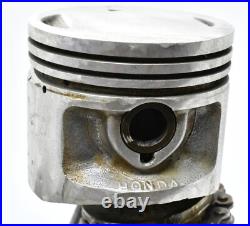 Les gens qui boivent des sculptures faites de pièces de moto fabriquées à la