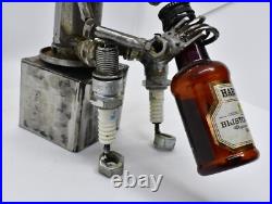 Les gens qui boivent des sculptures faites de pièces de moto fabriquées à la