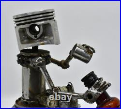 Les gens qui boivent des sculptures faites de pièces de moto fabriquées à la