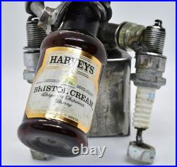 Les gens qui boivent des sculptures faites de pièces de moto fabriquées à la