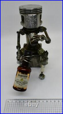 Les gens qui boivent des sculptures faites de pièces de moto fabriquées à la