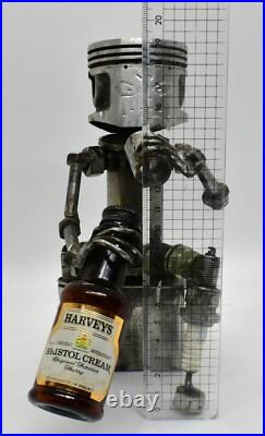 Les gens qui boivent des sculptures faites de pièces de moto fabriquées à la