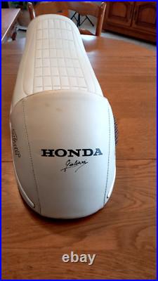 Selle speed Blanche Giuliani pour 750 four Honda en très bonne état